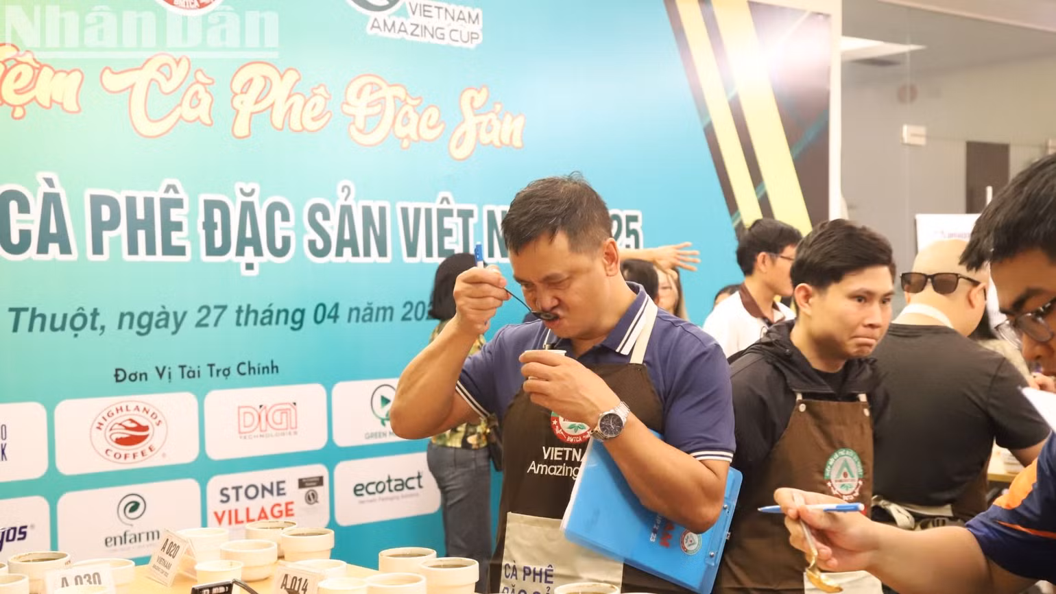 Các đại biểu thưởng thức cà-phê Các đại biểu thưởng thức cà-phê