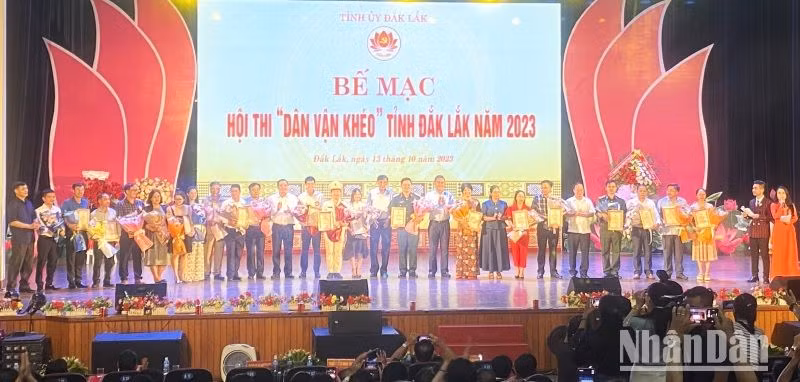 Ban tổ chức, ban giám khảo hội thi chụp ảnh với các đội dự thi.