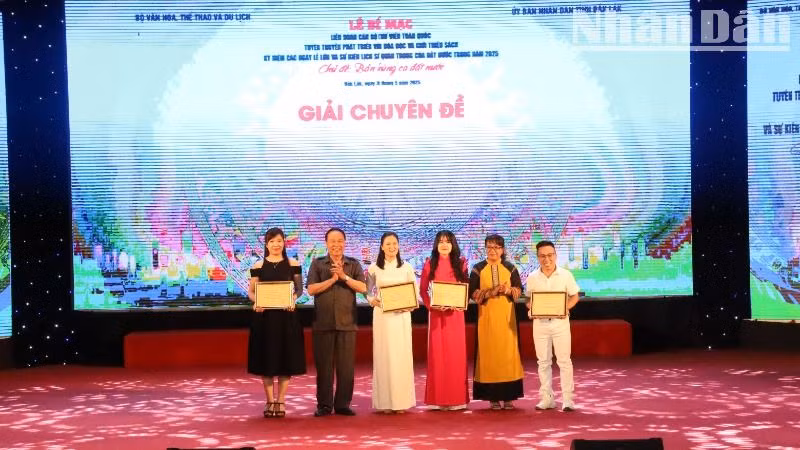 Ban Tổ chức Liên hoan trao giải cho các đoàn đạt giải Chuyên đề.