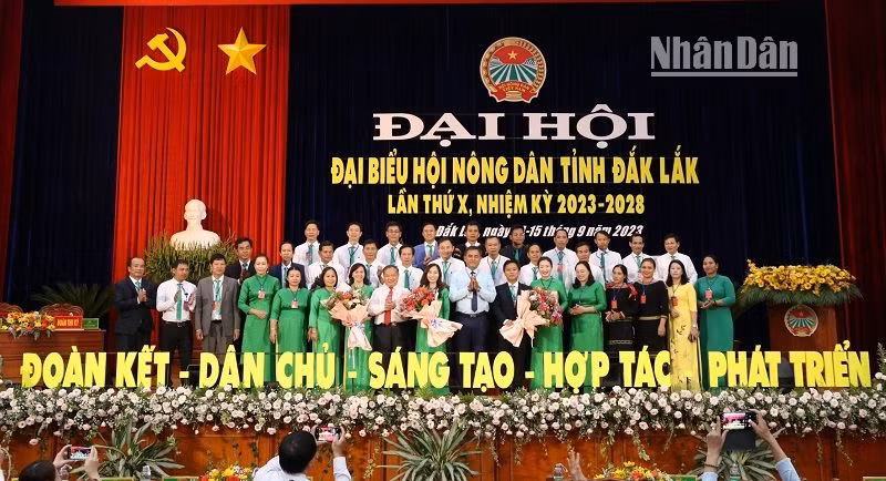 Ban Chấp hành Hội Nông dân tỉnh Đắk Lắk khóa X, nhiệm kỳ 2023-2028 ra mắt đại hội. Ban Chấp hành Hội Nông dân tỉnh Đắk Lắk khóa X, nhiệm kỳ 2023-2028 ra mắt đại hội.