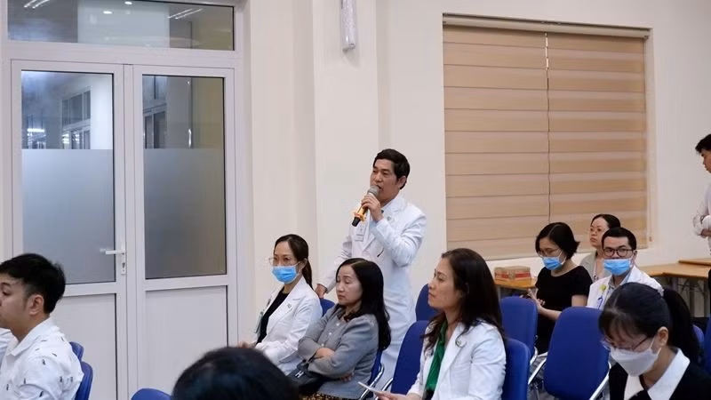 Các bác sĩ thảo luận tại hội thảo. Các bác sĩ thảo luận tại hội thảo.