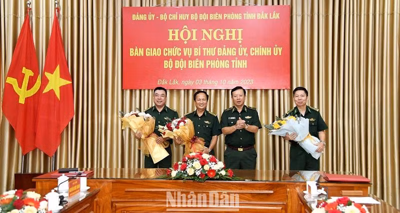 Thiếu tướng Nguyễn Đức Mạnh tặng hoa và chúc mừng các đồng chí giao và được nhận chức vụ bàn giao.