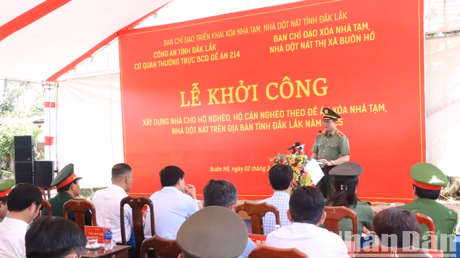 Thiếu tướng Lê Vinh Quy, Giám đốc Công an tỉnh Đắk Lắk phát biểu tại lễ khởi công xây dựng nhà cho hộ nghèo, hộ cận nghèo theo Đề án xóa nhà tạm, nhà dột nát trên địa bàn tỉnh do Công an tỉnh thực hiện với quyết tâm hoàn thành vào ngày 15/8/2025.