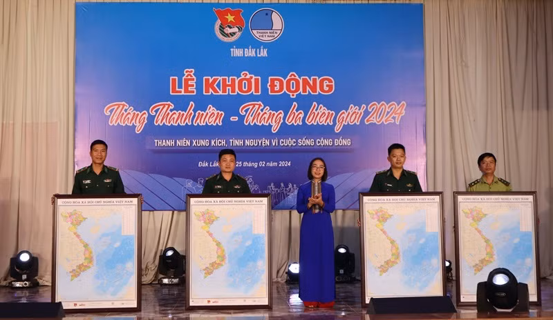 Trao 20 bản đồ “Tự hào một dải non sông” cho Đoàn thanh niên các đồn biên phòng và các xã, đơn vị khu vực biên giới.