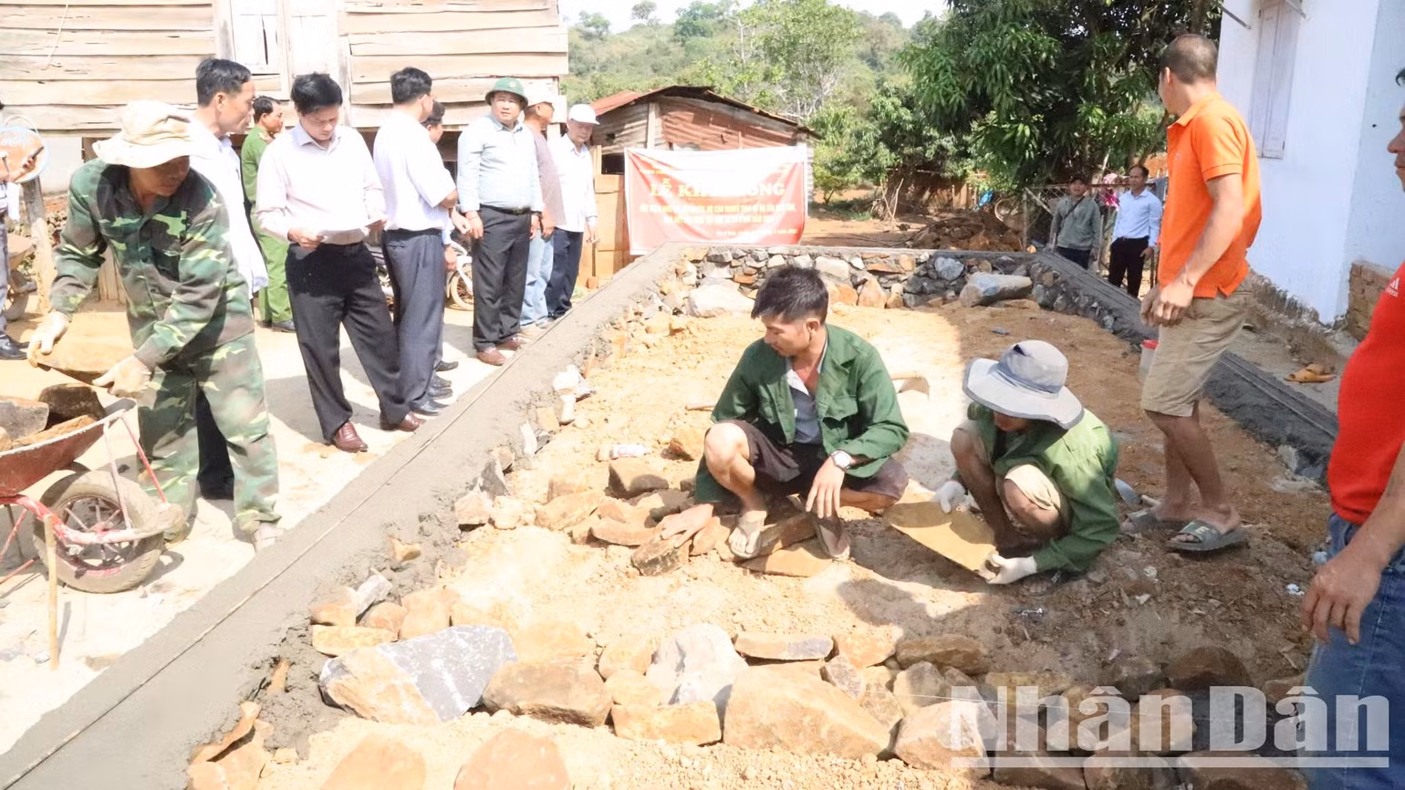 Nhiều người dân ở xã Ea Rbin, huyện Lắk tham gia hỗ trợ xây dựng nhà cho hộ nghèo dưới cái nắng chói chang của những ngày tháng ba Tây Nguyên.