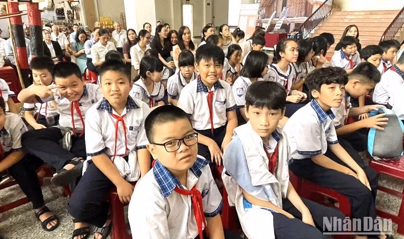 Các cháu học sinh trên địa bàn thành phố Buôn Ma Thuột dự lễ khai mạc trưng bày chuyên đề Di sản văn hóa phi vật thể của nhân loại “Tín ngưỡng thờ cúng Hùng Vương và Hát Xoan Phú Thọ”. Các cháu học sinh trên địa bàn thành phố Buôn Ma Thuột dự lễ khai mạc trưng bày chuyên đề Di sản văn hóa phi vật thể của nhân loại “Tín ngưỡng thờ cúng Hùng Vương và Hát Xoan Phú Thọ”.