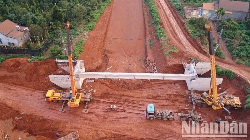 Công tác tiến hành lao lắp dầm thứ nhất cầu Dân sinh 9.