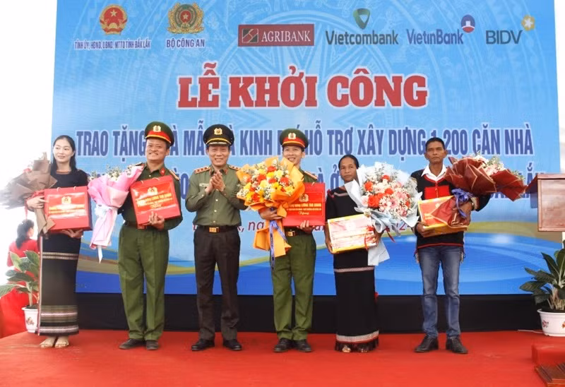 Thượng tướng Lương Tam Quang, Thứ trưởng Công an trao hoa và quà tặng Công an huyện Cư M'gar, chính quyền thị trấn Ea Pốk, các gia đình được bàn giao nhà.