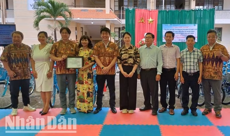 Lãnh đạo Câu lạc bộ Toyohashi Golden Rotary-Nhật Bản và Ủy ban nhân dân huyện Buôn Đôn trao bản tượng trưng tặng 70 xe đạp cho học sinh có hoàn cảnh khó khăn cho lãnh đạo Trường Tiểu học Nguyễn Thị Minh Khai. Lãnh đạo Câu lạc bộ Toyohashi Golden Rotary-Nhật Bản và Ủy ban nhân dân huyện Buôn Đôn trao bản tượng trưng tặng 70 xe đạp cho học sinh có hoàn cảnh khó khăn cho lãnh đạo Trường Tiểu học Nguyễn Thị Minh Khai.