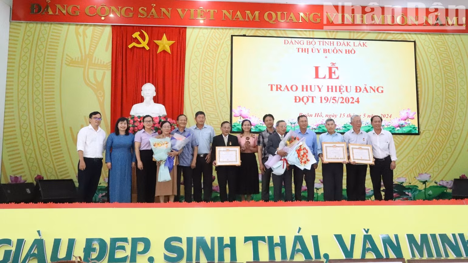 Đảng bộ thị xã Buôn Hồ trao Huy hiệu Đảng đợt 19/5/2024 cho các đảng viên có nhiều năm tuổi Đảng.