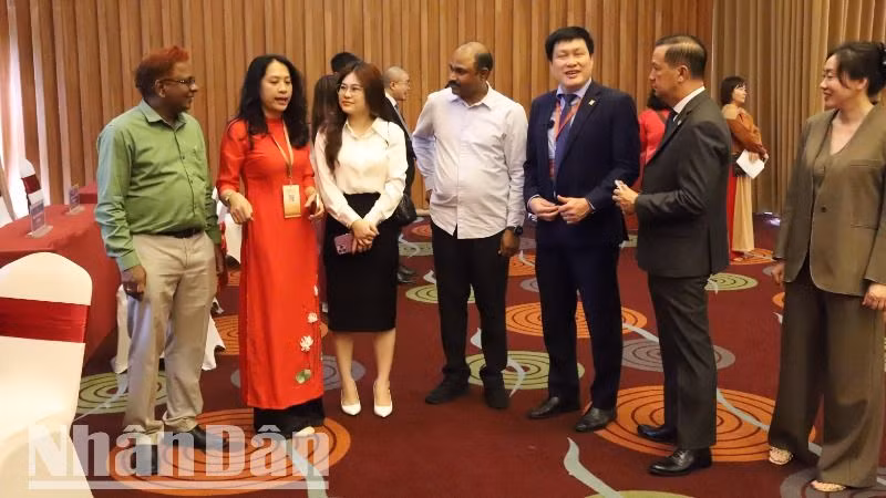 Các đại biểu trao đổi bên lề hội nghị.