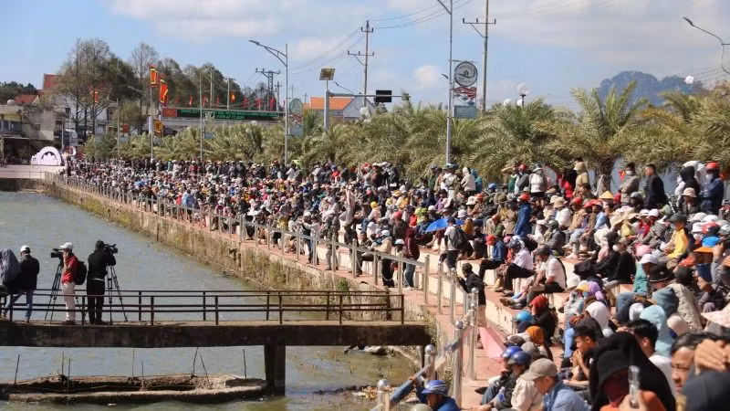 Giải đua năm nay đã thu hút hàng nghìn người dân địa phương và du khách đến xem, cổ vũ, tạo không khí vui tươi, phấn khởi trong những ngày đầu năm mới.