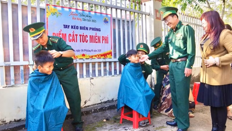 Cán bộ, chiến sĩ Biên phòng cắt tóc miễn phí cho con em nhân dân xã biên giới Krông Na. Cán bộ, chiến sĩ Biên phòng cắt tóc miễn phí cho con em nhân dân xã biên giới Krông Na.