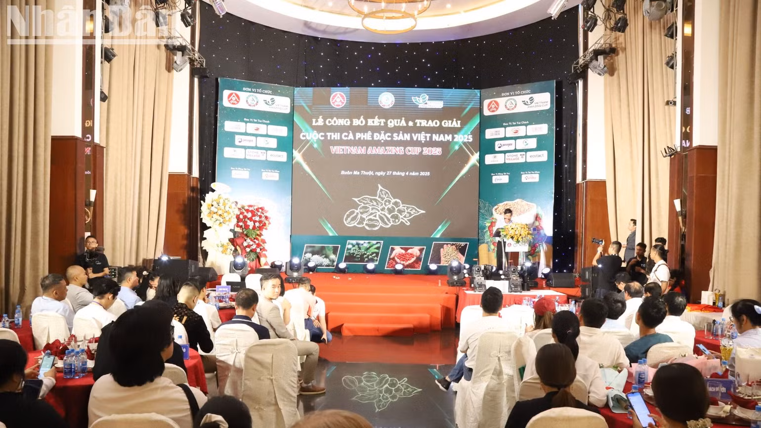 Quang cảnh Lễ công bố và trao giải Cuộc thi Cà-phê đặc sản Việt Nam 2025. Quang cảnh Lễ công bố và trao giải Cuộc thi Cà-phê đặc sản Việt Nam 2025.