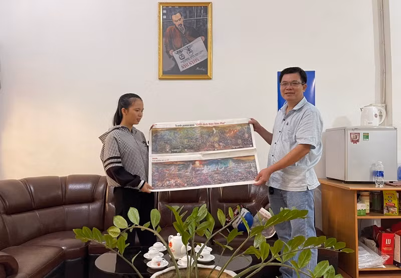 Nhà báo Nguyễn Công Lý, Trưởng Văn phòng Đại diện Báo Nhân Nhân tại Đắk Lắk trao tặng phụ san tranh panorama “Chiến dịch Điện Biên Phủ” cho các em sinh viên Trường Đại học Tây Nguyên.