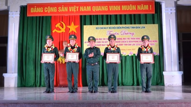 Đại tá Rơ Lan Ngân, Phó Chính ủy Bộ đội Biên phòng tỉnh trao chứng nhận tặng các gương mặt trẻ triển vọng. Đại tá Rơ Lan Ngân, Phó Chính ủy Bộ đội Biên phòng tỉnh trao chứng nhận tặng các gương mặt trẻ triển vọng.