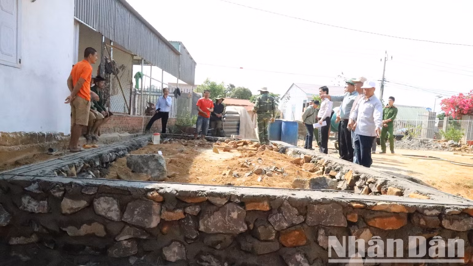 Lãnh đạo huyện Lắk cũng động viên các nhà thầu, đơn vị thi công và người dân tham gia xây dựng nhà cho người nghèo khắc phục khó khăn, đẩy nhanh tiến độ thi công, bảo đảm kế hoạch đã đề ra.