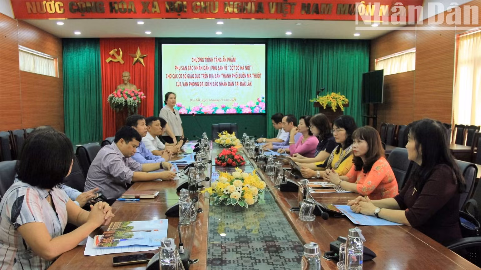 Phó Giám đốc Sở Giáo dục và Đào tạo tỉnh Đắk Lắk Lê Thị Kim Oanh phát biểu tại buổi trao tặng phụ san đặc biệt của Báo Nhân Dân về Cột cờ Hà Nội.