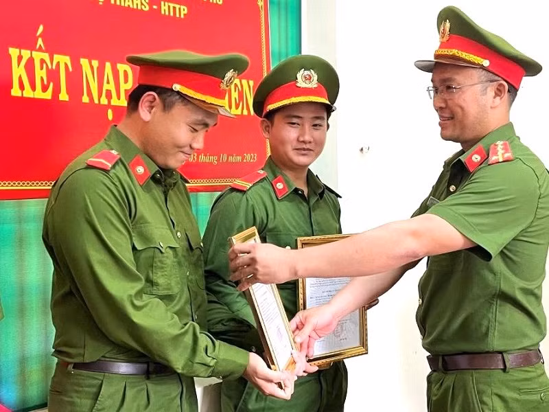 Lãnh đạo Chi bộ Thi hành án hình sự và hỗ trợ tư pháp, Đảng bộ Công an thị xã Buôn Hồ trao quyết định kết nạp Đảng cho các đảng viên mới.