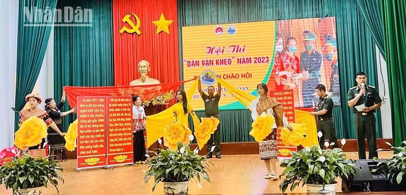 Phần thi chào hỏi của đơn vị Tiểu đoàn Huấn luyện - Cơ động, Bộ đội Biên phòng tỉnh Đắk Lắk.