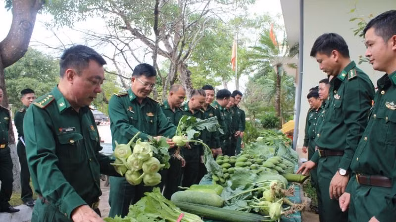 Lãnh đạo Bộ Chỉ huy và cán bộ, chiến sĩ thăm quan gian hàng trưng bày sản phẩm tăng gia sản xuất của các đơn vị.