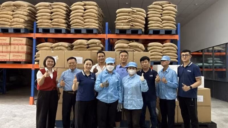 Việc xuất khẩu lô hàng trà cascara được làm từ vỏ cà-phê đặc sản sang Hàn Quốc đánh dấu cột mốc quan trọng trong chiến lược phát triển cà-phê đặc sản của Simexco DakLak, đồng thời mở ra cơ hội mới cho ngành cà-phê Việt Nam vươn ra thế giới. Việc xuất khẩu lô hàng trà cascara được làm từ vỏ cà-phê đặc sản sang Hàn Quốc đánh dấu cột mốc quan trọng trong chiến lược phát triển cà-phê đặc sản của Simexco DakLak, đồng thời mở ra cơ hội mới cho ngành cà-phê Việt Nam vươn ra thế giới.