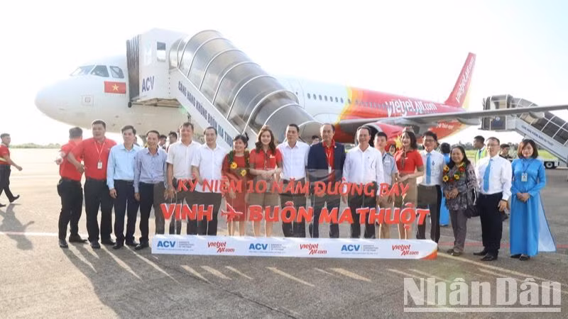 Các đường bay Vietjet đã góp phần mang tới sự đổi thay cho hai Cảng hàng không Buôn Ma Thuột và Vinh, mang tới cơ hội di chuyển thuận lợi, phát triển kinh tế, giao lưu văn hoá, du lịch giữa hai địa phương, hai vùng kinh tế lớn của Tổ quốc. Các đường bay Vietjet đã góp phần mang tới sự đổi thay cho hai Cảng hàng không Buôn Ma Thuột và Vinh, mang tới cơ hội di chuyển thuận lợi, phát triển kinh tế, giao lưu văn hoá, du lịch giữa hai địa phương, hai vùng kinh tế lớn của Tổ quốc.
