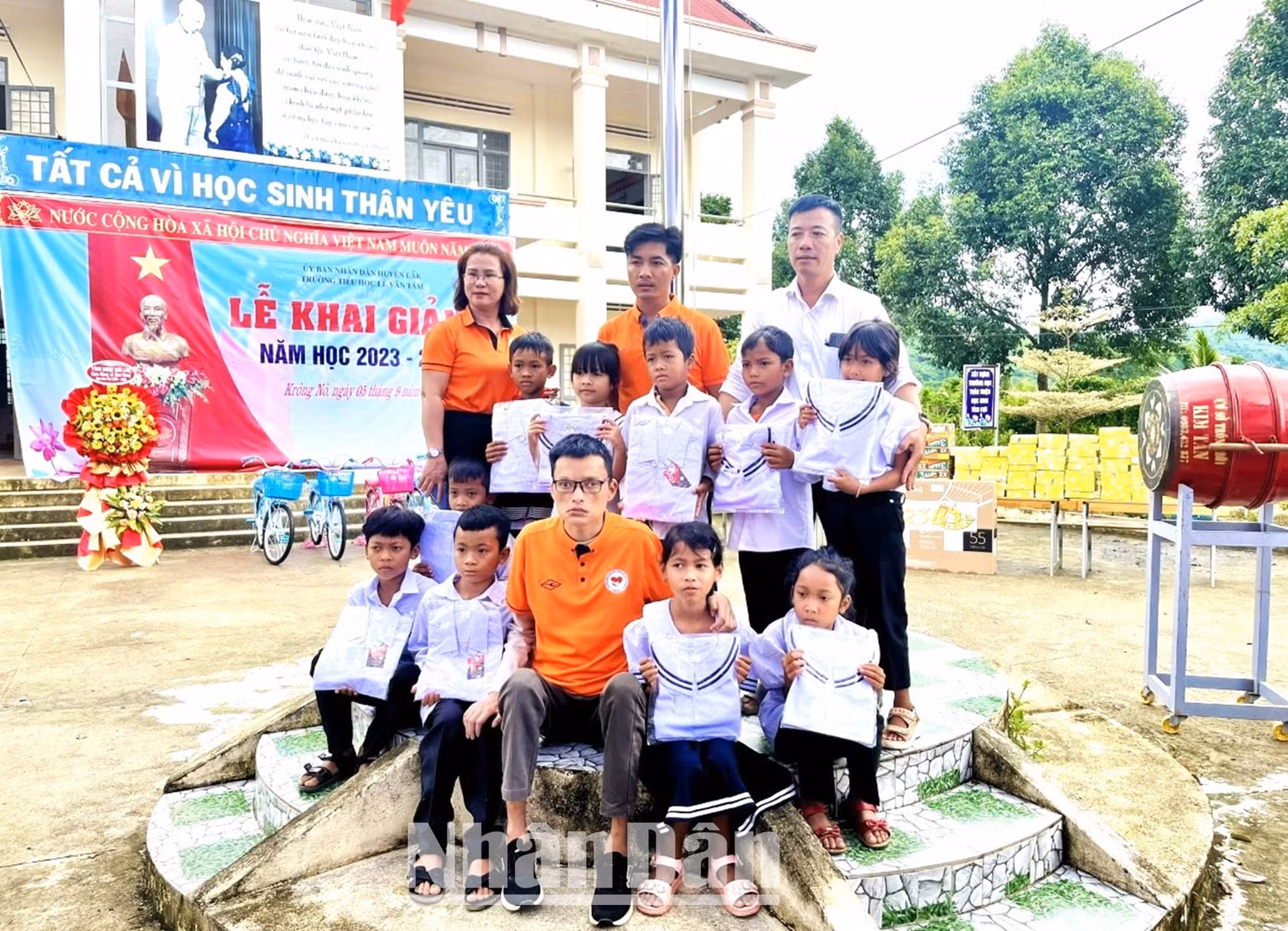 Nguyễn Tài Nam (người đeo kính) cùng các thành viên Nhóm thiện nguyện “Ea Kao - Vòng tay yêu thương” trao tặng áo trắng cho các em học sinh ở xã vùng sâu Krông Nô, huyện Lắk trong chương trình “Áo trắng đến trường cho em” bảo đảm cho các em có đủ đồng phục để tới trường.