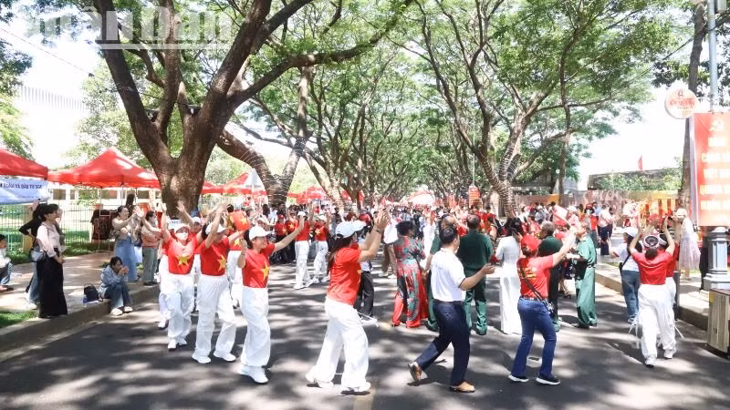 Các hoạt động văn hóa tại Bảo tàng Đắk Lắk và đường Phan Đình Giót, thành phố Buôn Ma Thuột thu hút đông đảo du khách và người dân đến vui chơi. Các hoạt động văn hóa tại Bảo tàng Đắk Lắk và đường Phan Đình Giót, thành phố Buôn Ma Thuột thu hút đông đảo du khách và người dân đến vui chơi.