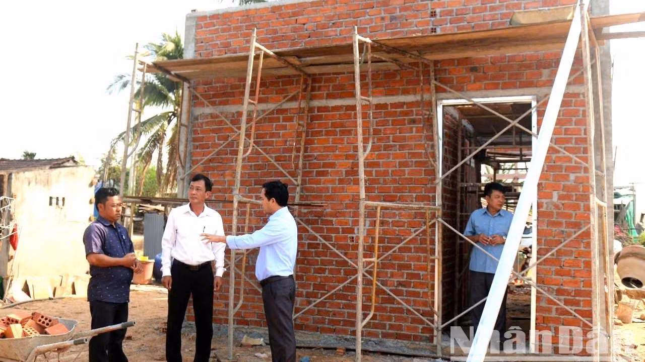 Những ngôi nhà mới từ Chương trình xóa nhà tạm, nhà dột nát cho hộ nghèo trong năm 2025 trên địa bàn huyện Ea Súp đang dần hoàn thiện, bàn giao cho người dân đưa vào sử dụng, ổn định cuộc sống.