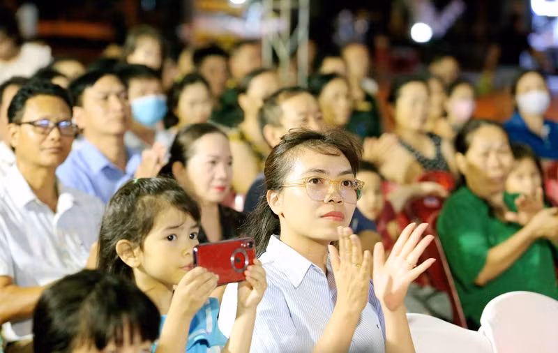 Các đêm lưu diễn thu hút đông đảo nhân dân các dân tộc trên địa bàn tỉnh Đắk Lắk đến xem, cổ vũ. Các đêm lưu diễn thu hút đông đảo nhân dân các dân tộc trên địa bàn tỉnh Đắk Lắk đến xem, cổ vũ.