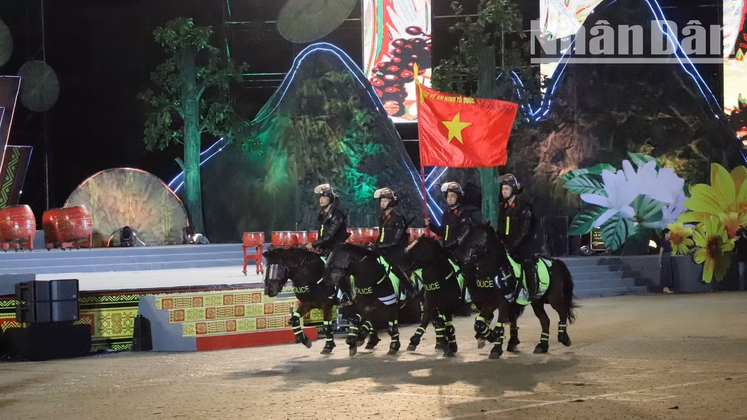Lực lượng cảnh sát cơ động kỵ binh Công an nhân dân biểu diễn tại chương trình. Lực lượng cảnh sát cơ động kỵ binh Công an nhân dân biểu diễn tại chương trình.