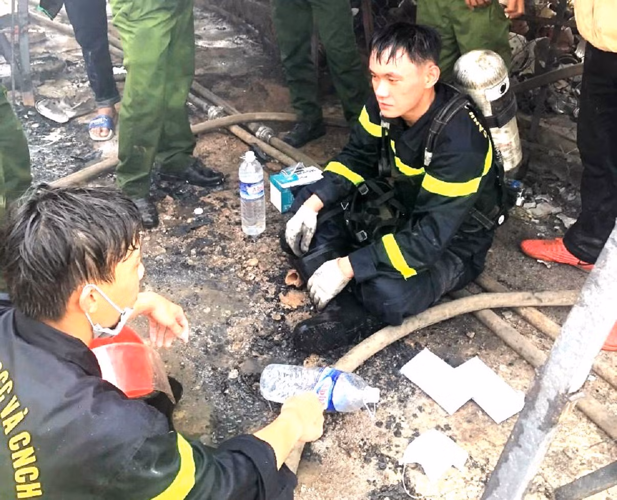Các chiến sĩ cảnh sát phòng cháy, chữa cháy và cứu nạn cứu hộ, Công an tỉnh Đắk Lắk sau khi nỗ lực dập tắt đám cháy. Các chiến sĩ cảnh sát phòng cháy, chữa cháy và cứu nạn cứu hộ, Công an tỉnh Đắk Lắk sau khi nỗ lực dập tắt đám cháy.