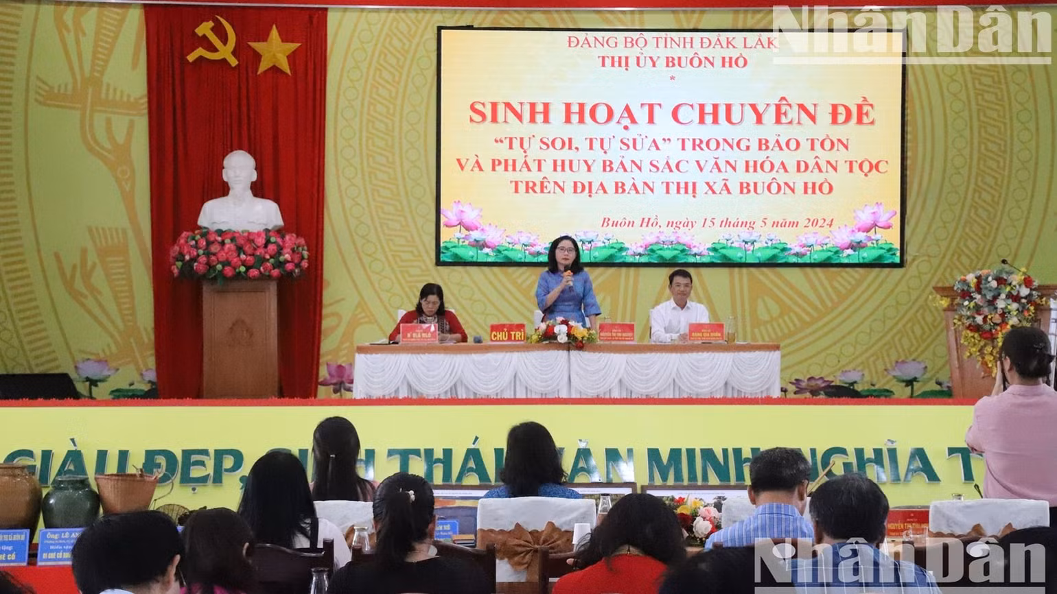 Một buổi sinh hoạt chuyên đề: "tự soi, tự sửa" trong bảo tồn và phát triển bản sắc văn hóa dân tộc trên địa bàn thị xã Buôn Hồ của Thị ủy Buôn Hồ.