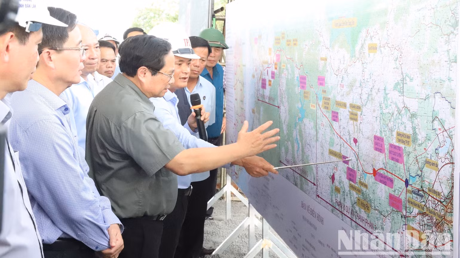 Thủ tướng hoan nghênh tỉnh Đắk Lắk lần đầu tiên làm chủ dự án tuyến đường cao tốc nhưng đã nỗ lực rất lớn, đến nay tuyến cao tốc lên hình phải rõ nét.