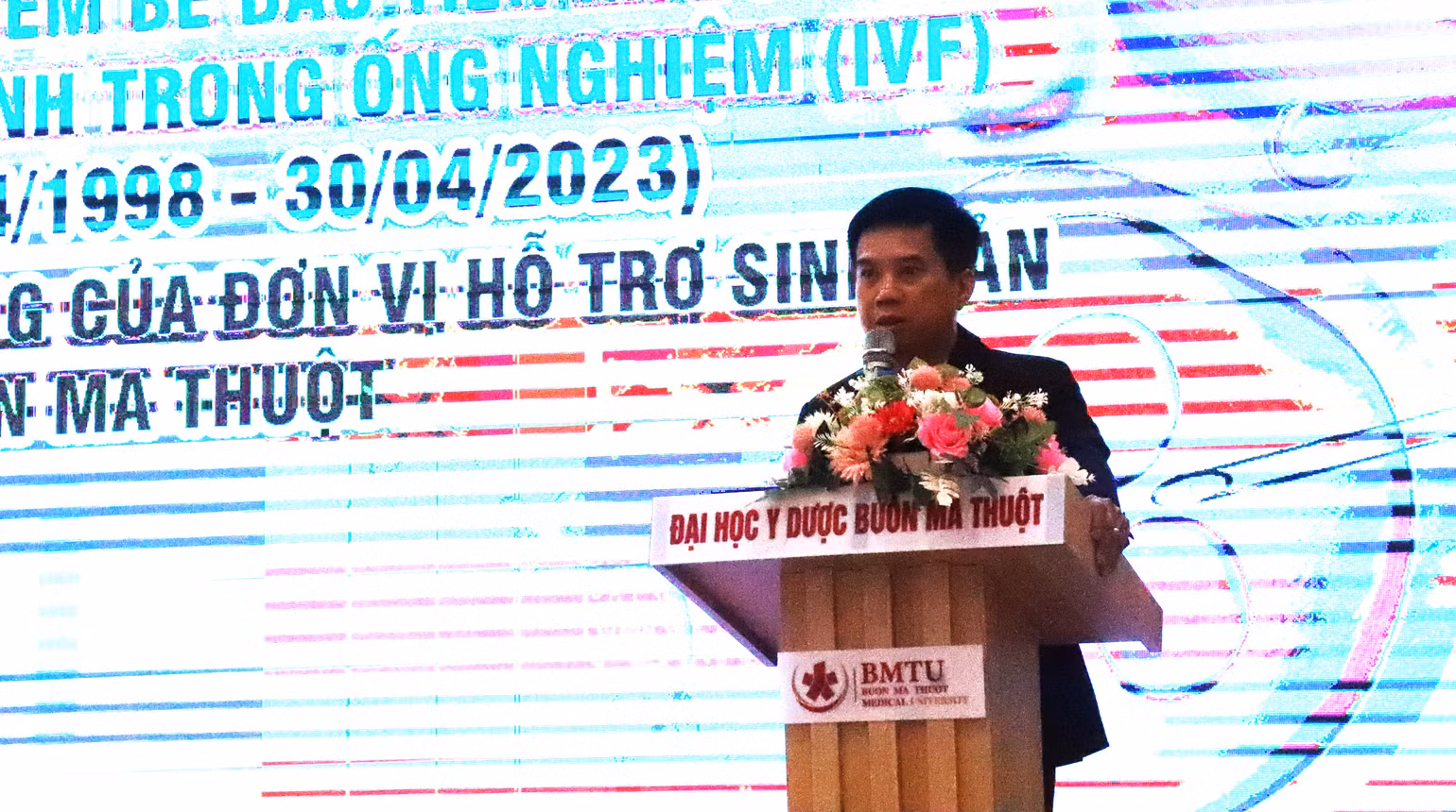 Bác sĩ chuyên khoa II Võ Minh Thành, Giám đốc Bệnh viện Đại học Y dược Buôn Ma Thuột phát biểu tại buổi lễ.