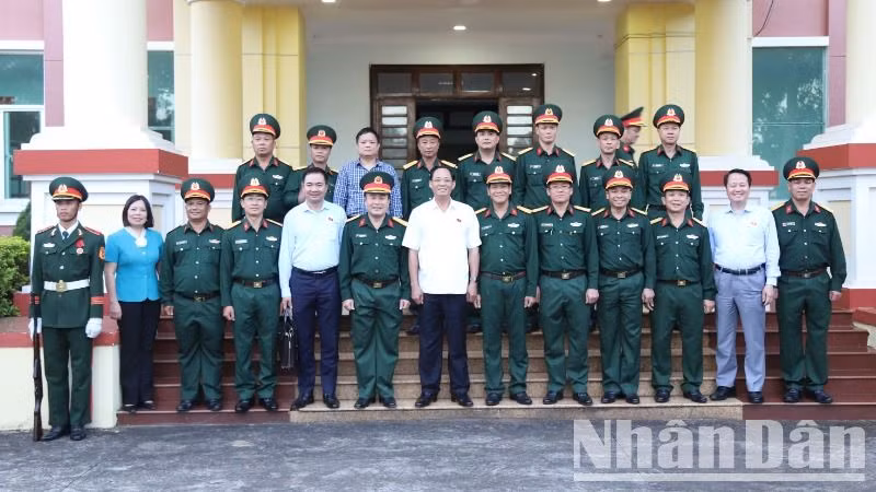 Phó Chủ tịch Quốc hội Trần Quang Phương chụp hình lưu niệm với các đồng chí lãnh đạo Bộ Chỉ huy Quân sự tỉnh Đắk Lắk. Phó Chủ tịch Quốc hội Trần Quang Phương chụp hình lưu niệm với các đồng chí lãnh đạo Bộ Chỉ huy Quân sự tỉnh Đắk Lắk.