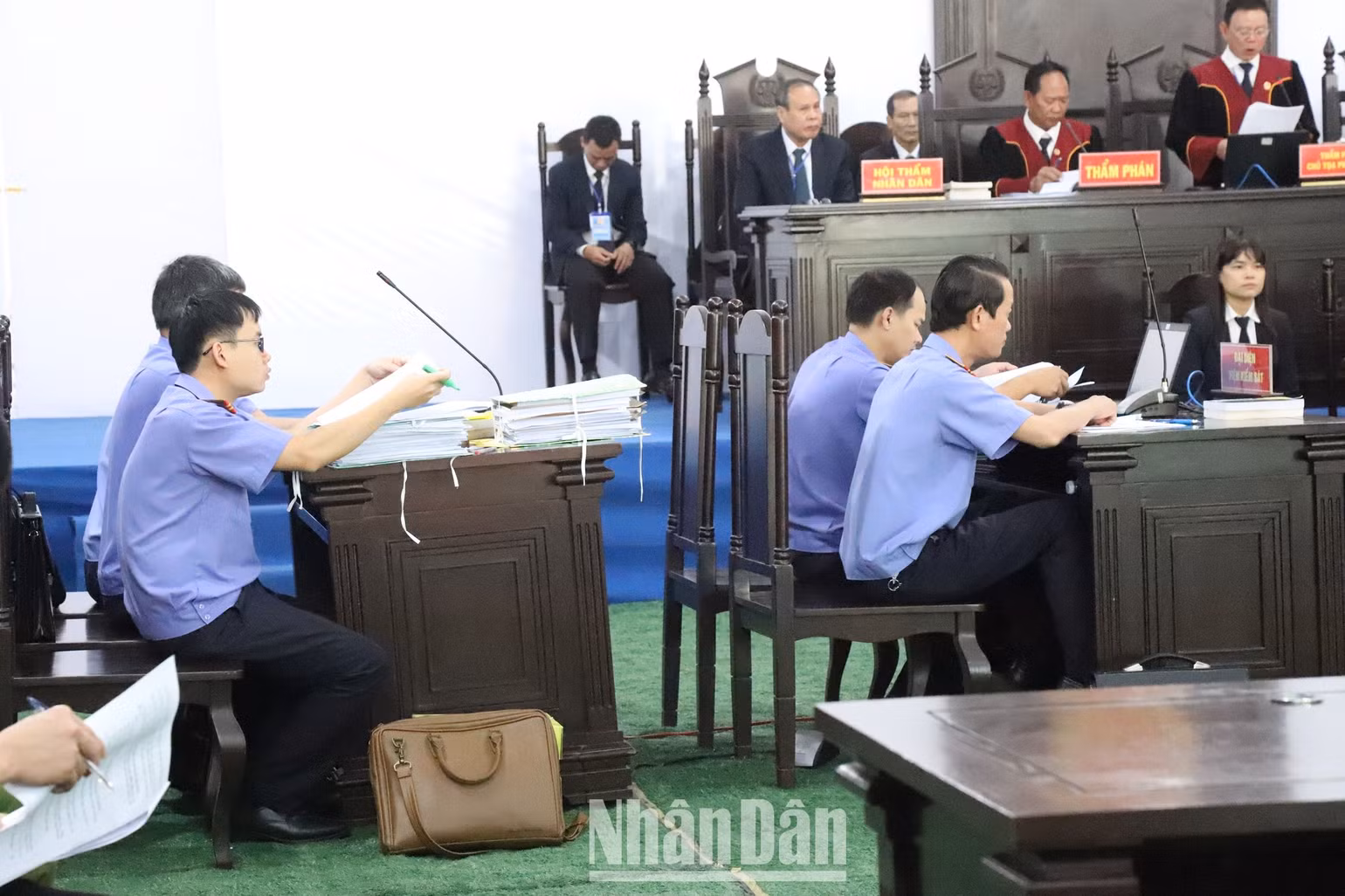 Các Kiểm sát viên Viện Kiểm sát nhân dân tỉnh Đắk Lắk thực hành quyền công tố và kiểm sát xét xử. Các Kiểm sát viên Viện Kiểm sát nhân dân tỉnh Đắk Lắk thực hành quyền công tố và kiểm sát xét xử.