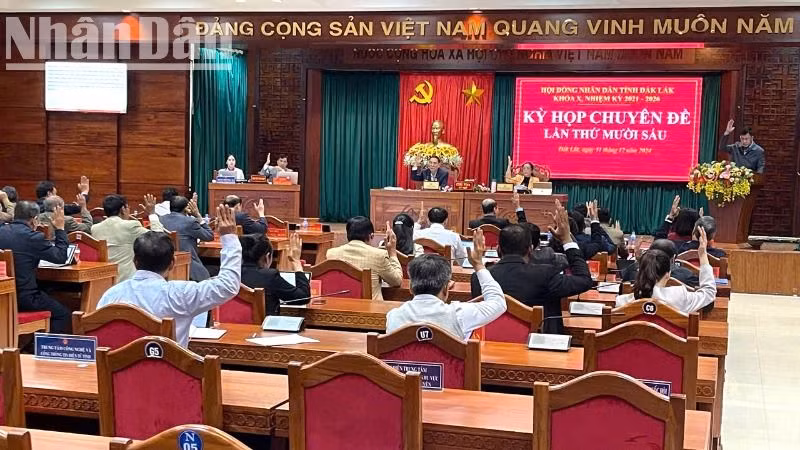 Các đại biểu biểu quyết thông qua nghị quyết của kỳ họp. Các đại biểu biểu quyết thông qua nghị quyết của kỳ họp.
