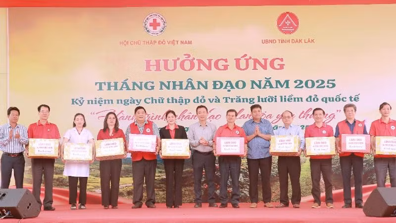 Lãnh đạo huyện Krông Năng tặng quà cảm ơn Trung ương Hội Chữ Thập đỏ Việt Nam và các đại biểu dự Lễ hưởng ứng "Tháng Nhân đạo" năm 2025. Lãnh đạo huyện Krông Năng tặng quà cảm ơn Trung ương Hội Chữ Thập đỏ Việt Nam và các đại biểu dự Lễ hưởng ứng "Tháng Nhân đạo" năm 2025.
