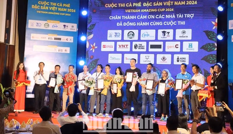 Ban Tổ chức Cuộc thi Cà-phê đặc sản năm 2024 tặng hoa cảm ơn Ban giám khảo cuộc thi. Ban Tổ chức Cuộc thi Cà-phê đặc sản năm 2024 tặng hoa cảm ơn Ban giám khảo cuộc thi.