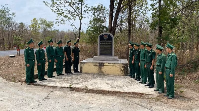 Nhân dịp này, tại địa bàn bốn xã biên giới của tỉnh Đắk Lắk, các đơn vị trong Bộ đội Biên phòng tỉnh cũng tổ chức học tập giáo dục truyền thống tại các di tích lịch sử gắn liền với Chiến dịch Hồ Chí Minh. Nhân dịp này, tại địa bàn bốn xã biên giới của tỉnh Đắk Lắk, các đơn vị trong Bộ đội Biên phòng tỉnh cũng tổ chức học tập giáo dục truyền thống tại các di tích lịch sử gắn liền với Chiến dịch Hồ Chí Minh.