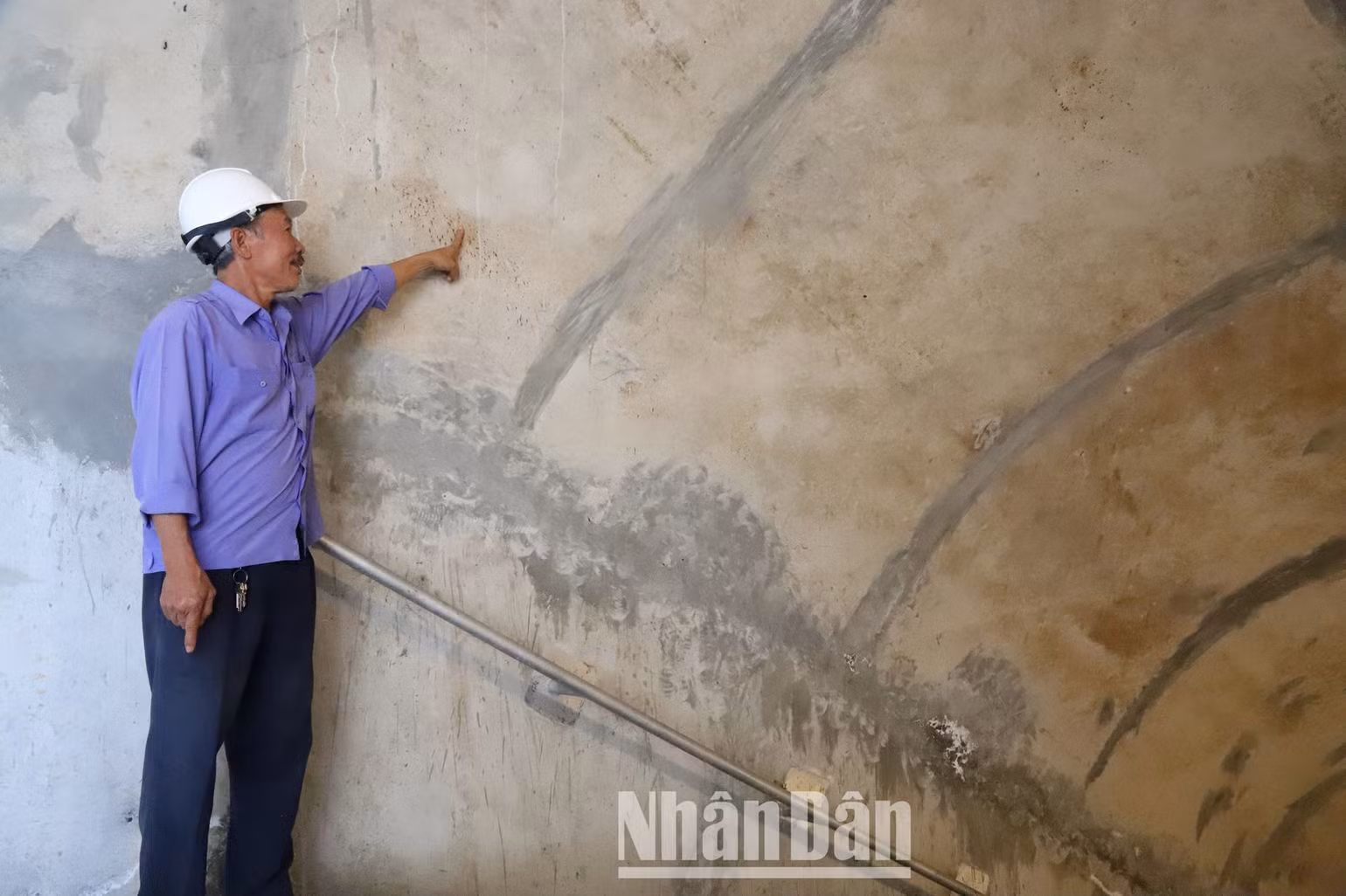Đập dâng hồ chứa nước Ea H’leo 1 do được xây dựng bằng bê tông trọng lực nên dù bên trong thân đập có đường hầm nhưng vẫn không bị thấm nước. Đập dâng hồ chứa nước Ea H’leo 1 do được xây dựng bằng bê tông trọng lực nên dù bên trong thân đập có đường hầm nhưng vẫn không bị thấm nước.