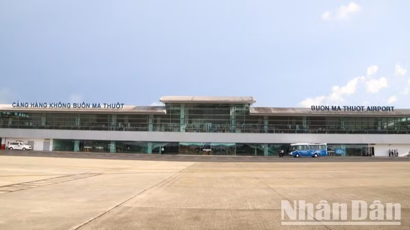 Các đường bay Vietjet đã góp phần mang tới sự đổi thay cho hai Cảng hàng không Buôn Ma Thuột và Vinh. Các đường bay Vietjet đã góp phần mang tới sự đổi thay cho hai Cảng hàng không Buôn Ma Thuột và Vinh.