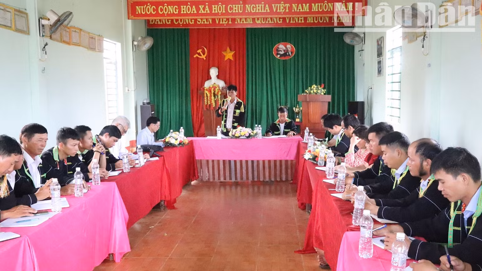 Một buổi sinh hoạt chi bộ ở thôn đồng bào Nùng, xã Ea Siên, thị xã Buôn Hồ.