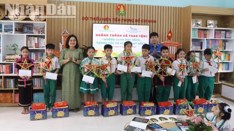 Phó Chủ tịch Ủy ban nhân dân tỉnh Đắk Lắk H'Yim Kdoh và anh Lê Hải Long, Ủy viên Ban Thường vụ, Trưởng Ban công tác Thiếu nhi Trung ương Đoàn, Phó Chủ tịch Thường trực Hội đồng Đội Trung ương trao học bổng và tặng quà cho các cháu học sinh Trường Tiểu học Võ Thị Sáu.