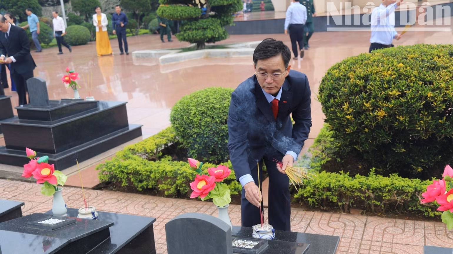 Bí thư Tỉnh Đắk Lắk Nguyễn Đình Trung thắp hương tưởng nhớ các anh hùng liệt sĩ đã hy sinh vì độc lập, tự do của dân tộc tại Nghĩa trang Liệt sĩ tỉnh.