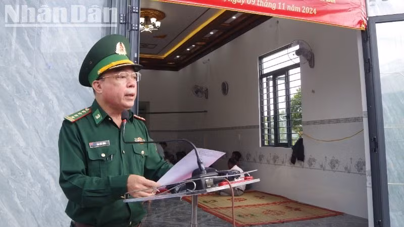 Đại tá Đào Viết Hùng, Chỉ huy trưởng Bộ đội Biên phòng tỉnh Đắk Lắk phát biểu tại lễ khánh thành và bàn giao “Nhà Đồng đội”.