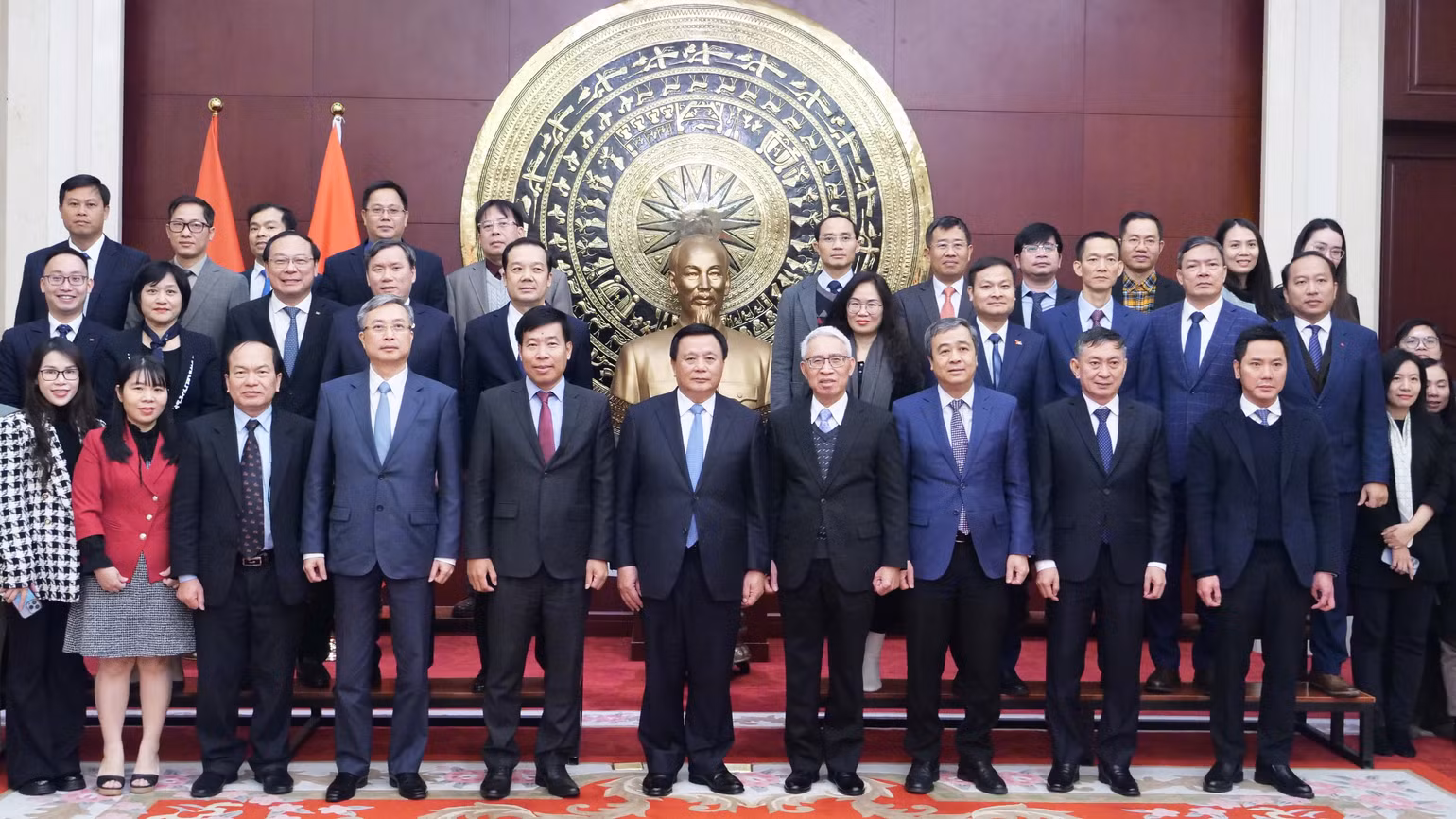 Đồng chí Nguyễn Xuân Thắng và Đoàn thăm Đại sứ quán Việt Nam tại Trung Quốc.