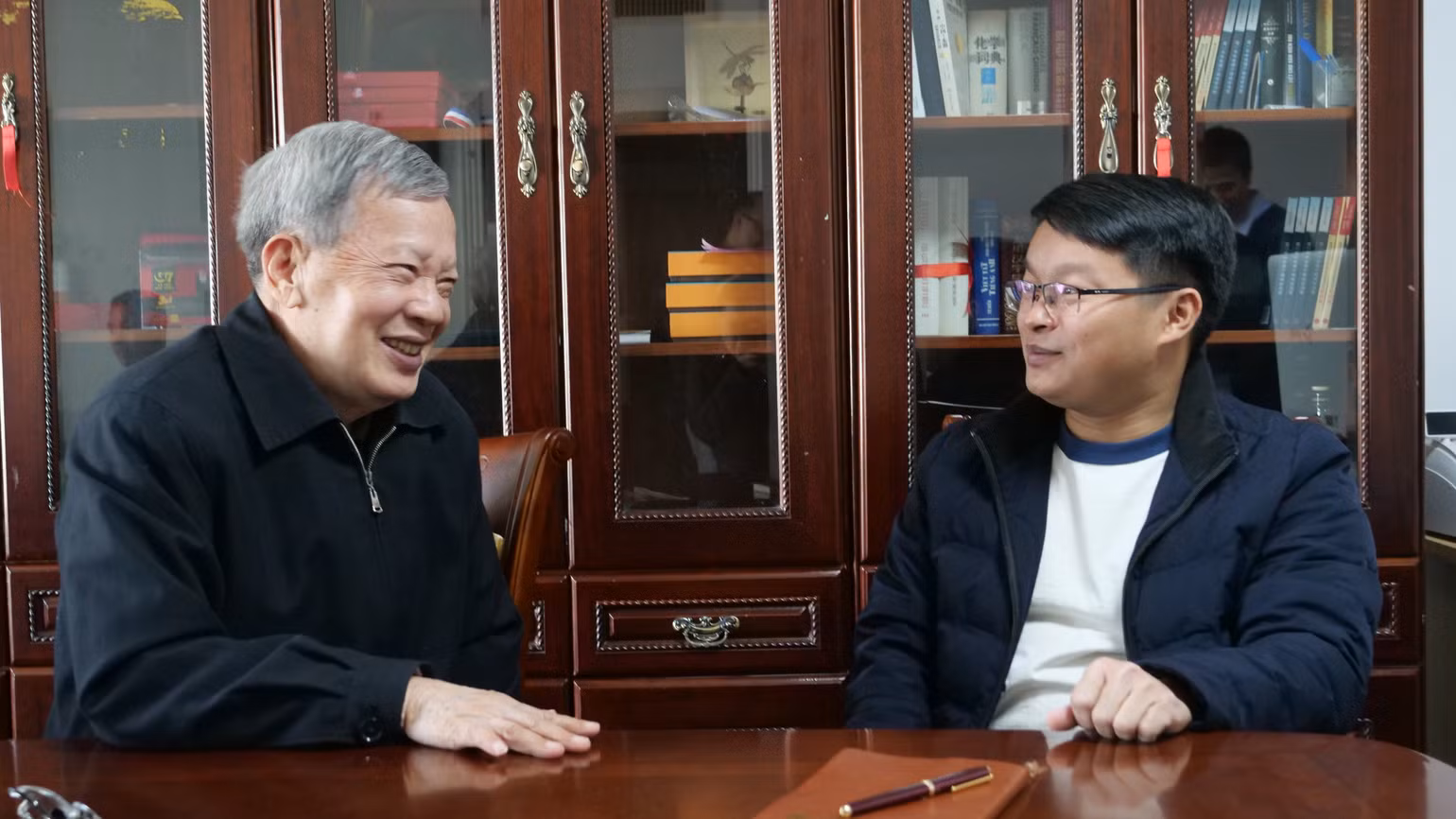 Học giả Lăng Đức Quyền trả lời phỏng vấn của phóng viên Báo Nhân Dân thường trú tại Trung Quốc.
